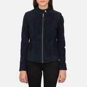 
Крупный план воротника-стойки с кнопкой и молний на Kelsee Navy Blue Suede Biker Jacket