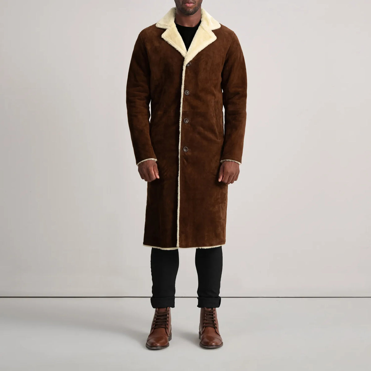 
Kolby Brown Suede Shearling Long Coat - Вид сбоку, демонстрирующий эргономичный крой рукава