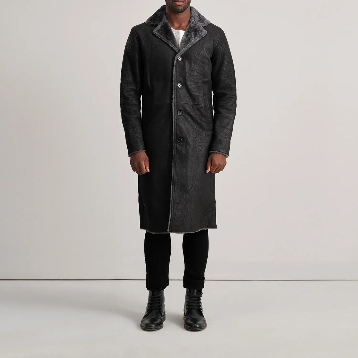
Kolby Distressed Black Shearling Long Coat - Вид сбоку, демонстрирующий эргономичный крой рукава