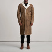 
Kolby Distressed Brown Shearling Long Coat - Вид сбоку, демонстрирующий эргономичный крой рукава