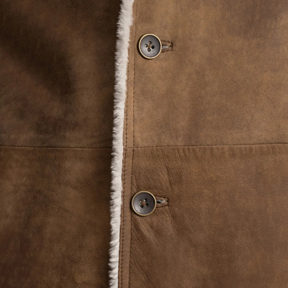 
Крупный план деталей of Notch & Button Hardware on Kolby Distressed Brown Shearling Long Coat
