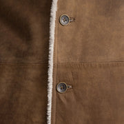 
Крупный план деталей of Notch & Button Hardware on Kolby Distressed Brown Shearling Long Coat