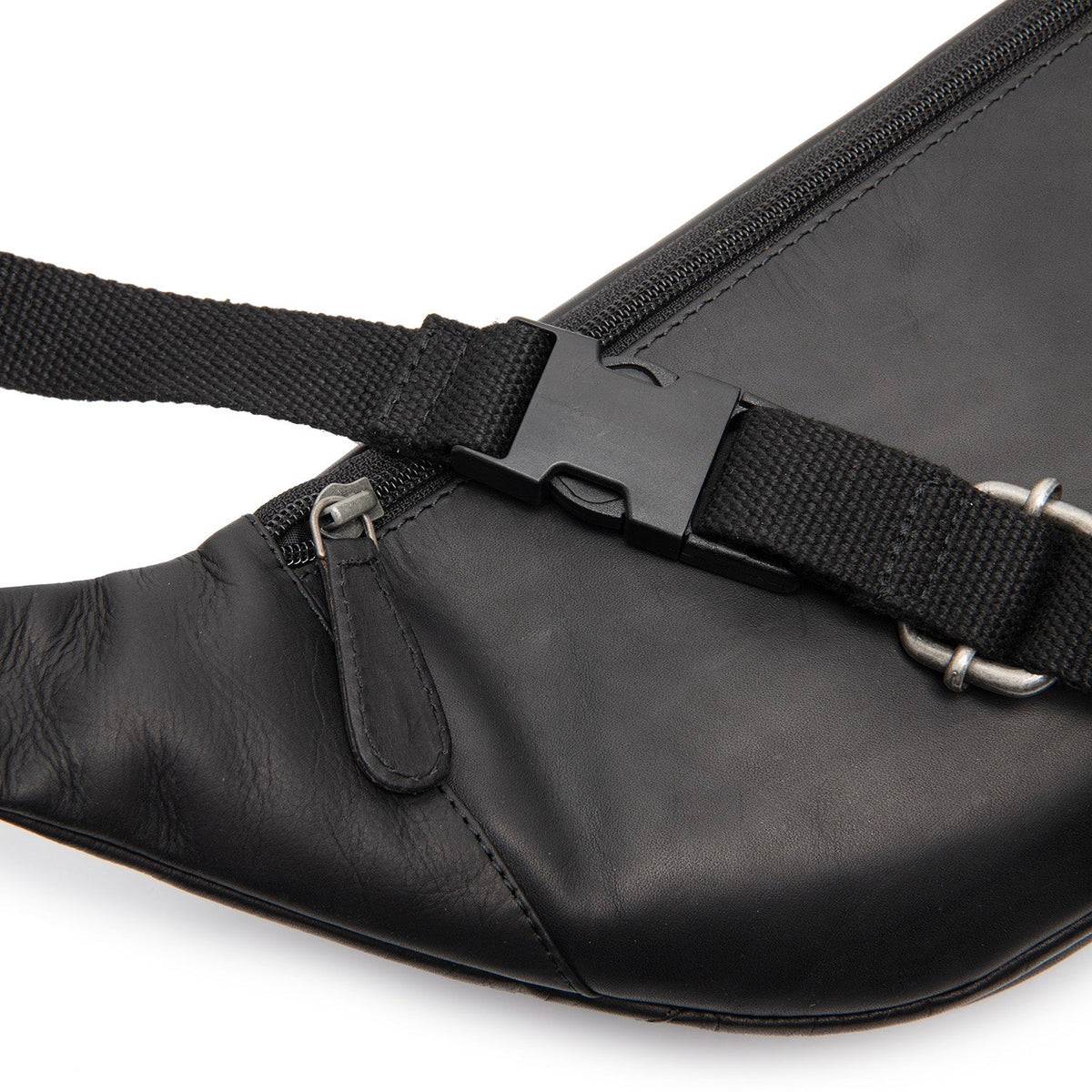 
Solid Antique Brass Hardware & Heavy-Duty Dual Zipper Detail on Vernio Кожаная поясная сумка