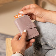 
Classic 100% Full-Grain Leather Card Holder - Вид сзади с усиленными кожаными ремнями и прострочкой
