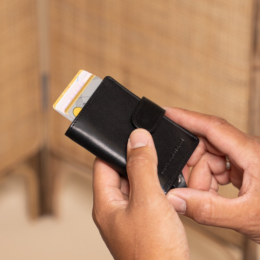 
Classic 100% Full-Grain Leather Card Holder - Вид сзади с усиленными кожаными ремнями и прострочкой