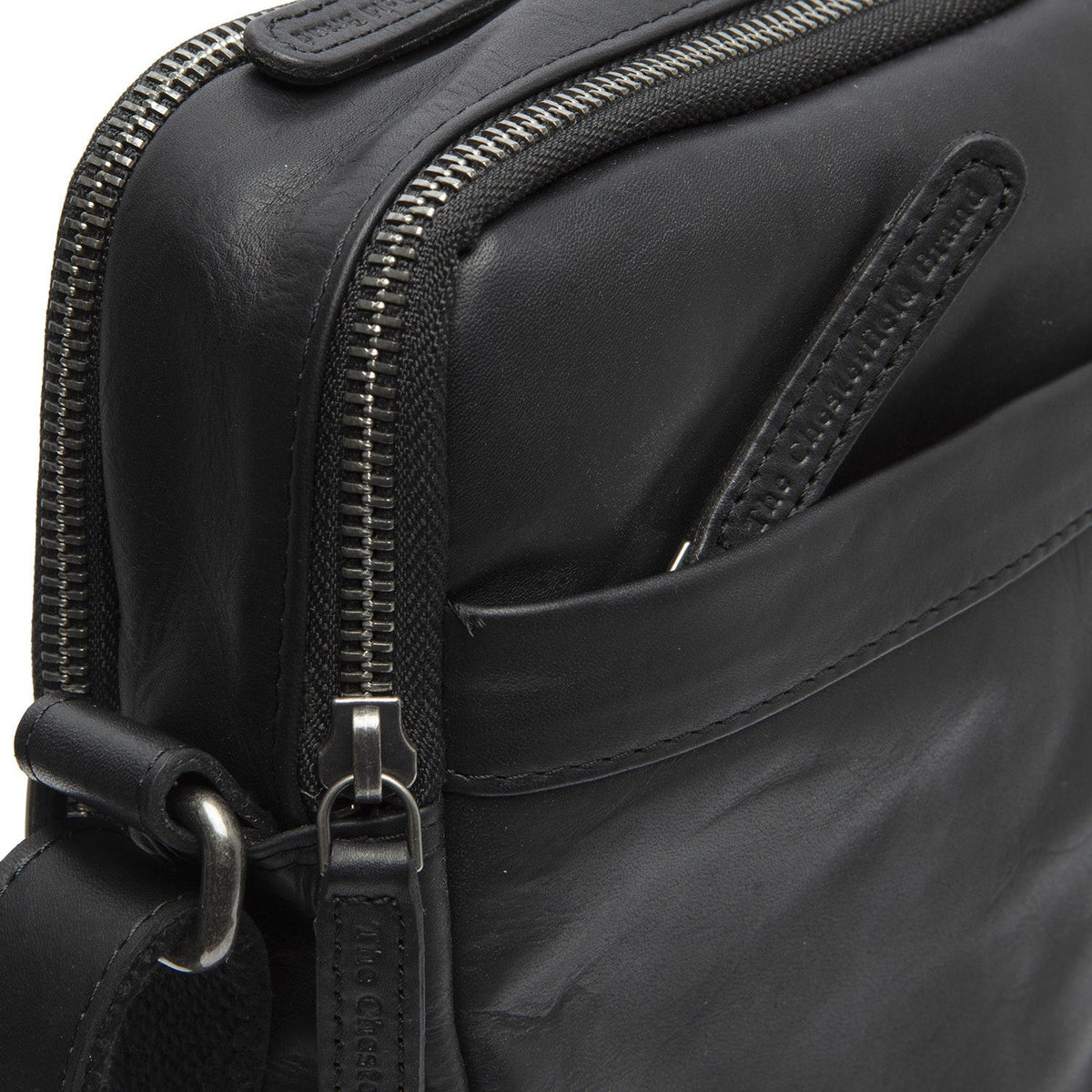 
Solid Antique Brass Hardware & Heavy-Duty Dual Zipper Detail on Alva Кожаная сумка-кроссбоди