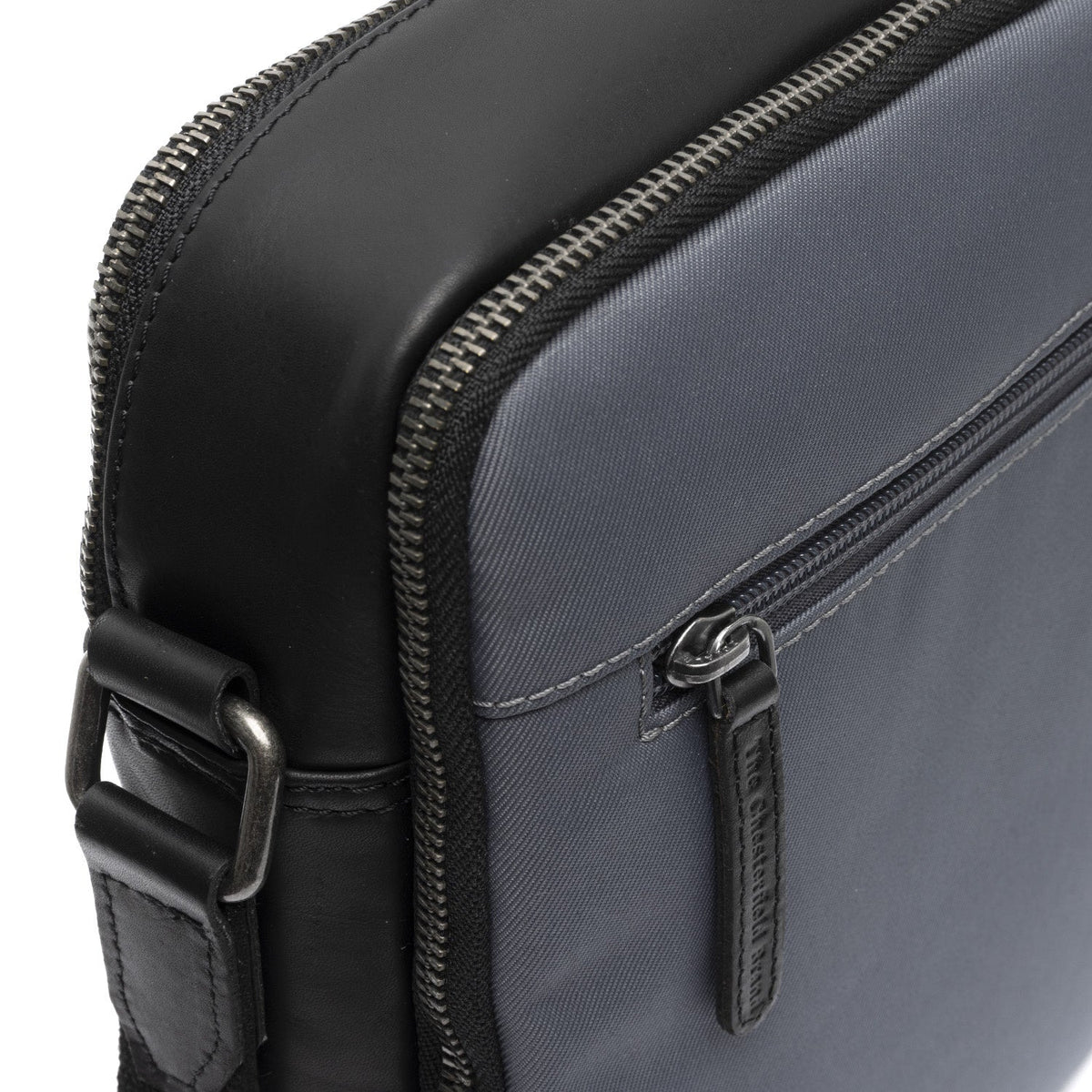 Вид подкладки Showing Dedicated Padded Laptop Sleeve & Multi-Compartment Organization