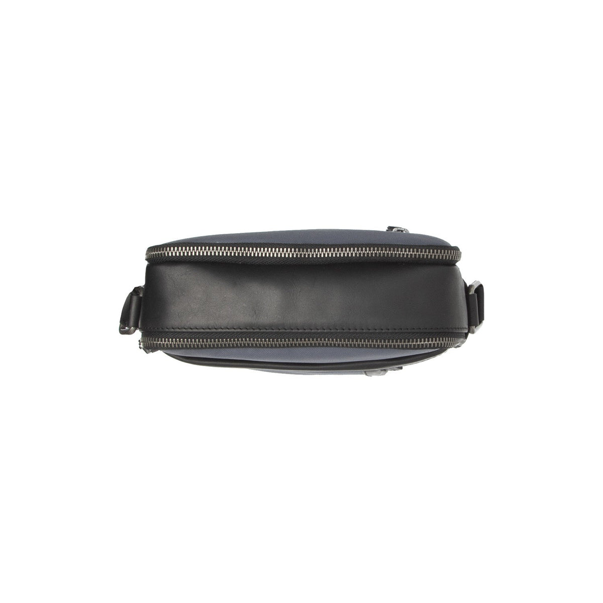 Arendal Full-Grain Leather Crossbody Bag - Боковой профиль с глубиной складок и вместительностью