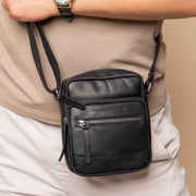 
Classic 100% Full-Grain leather Bag - Вид сзади с усиленными кожаными ремнями и прострочкой