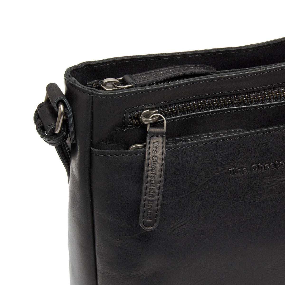 
Solid Antique Brass Hardware & Heavy-Duty Dual Zipper Detail on Mumbai Кожаная сумка-кроссбоди