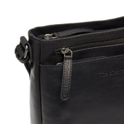 
Solid Antique Brass Hardware & Heavy-Duty Dual Zipper Detail on Mumbai Кожаная сумка-кроссбоди
