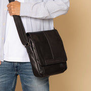 
Classic 100% Full-Grain leather Bag - Вид сзади с усиленными кожаными ремнями и прострочкой