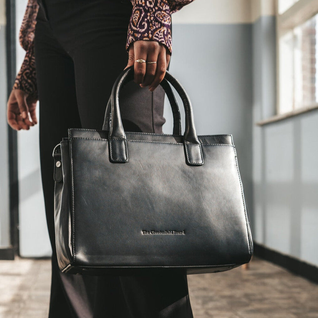 Classic 100% Full-Grain leather Goods - Вид сзади, подчеркивающий посадку по плечам и ровный край