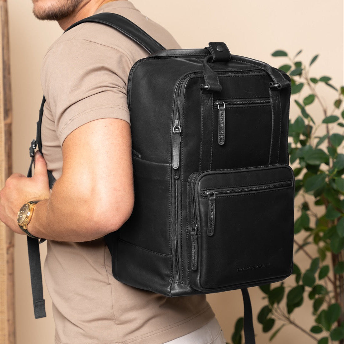 
Classic 100% Full-Grain leather Backpack - Вид сзади с усиленными кожаными ремнями и прострочкой