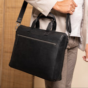 
Classic 100% Full-Grain leather Briefcase - Вид сзади с усиленными кожаными ремнями и прострочкой