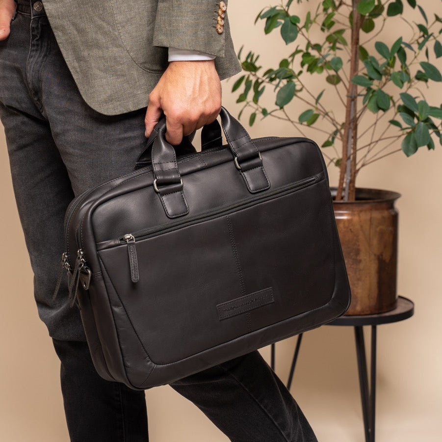 
Classic 100% Full-Grain leather Briefcase - Вид сзади с усиленными кожаными ремнями и прострочкой