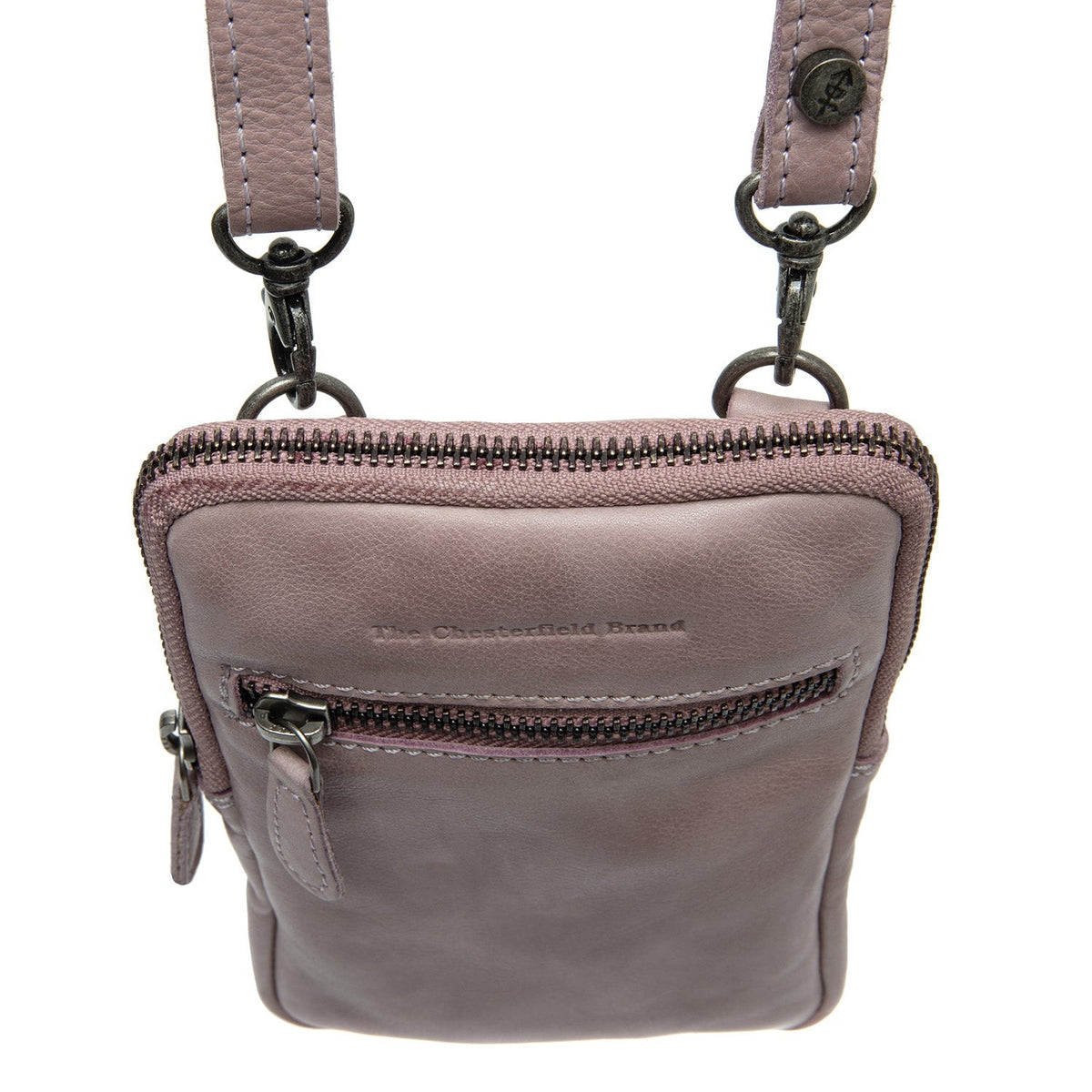 Крупный план деталей of Classic Collar & Heavy-Duty Zipper Hardware on Salta Full-Grain Leather Phone Bag