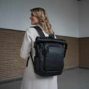 
Remo Цельнозерновая кожа Roll-top Backpack - Боковой профиль с глубиной складок и вместительностью