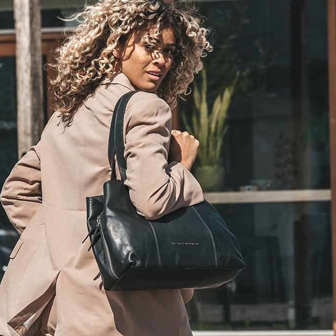 Gail Full-Grain Leather Shoulder Bag женская