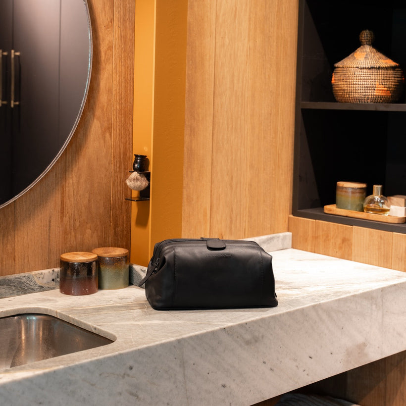 Vince Full-Grain Leather Toiletry Bag женская