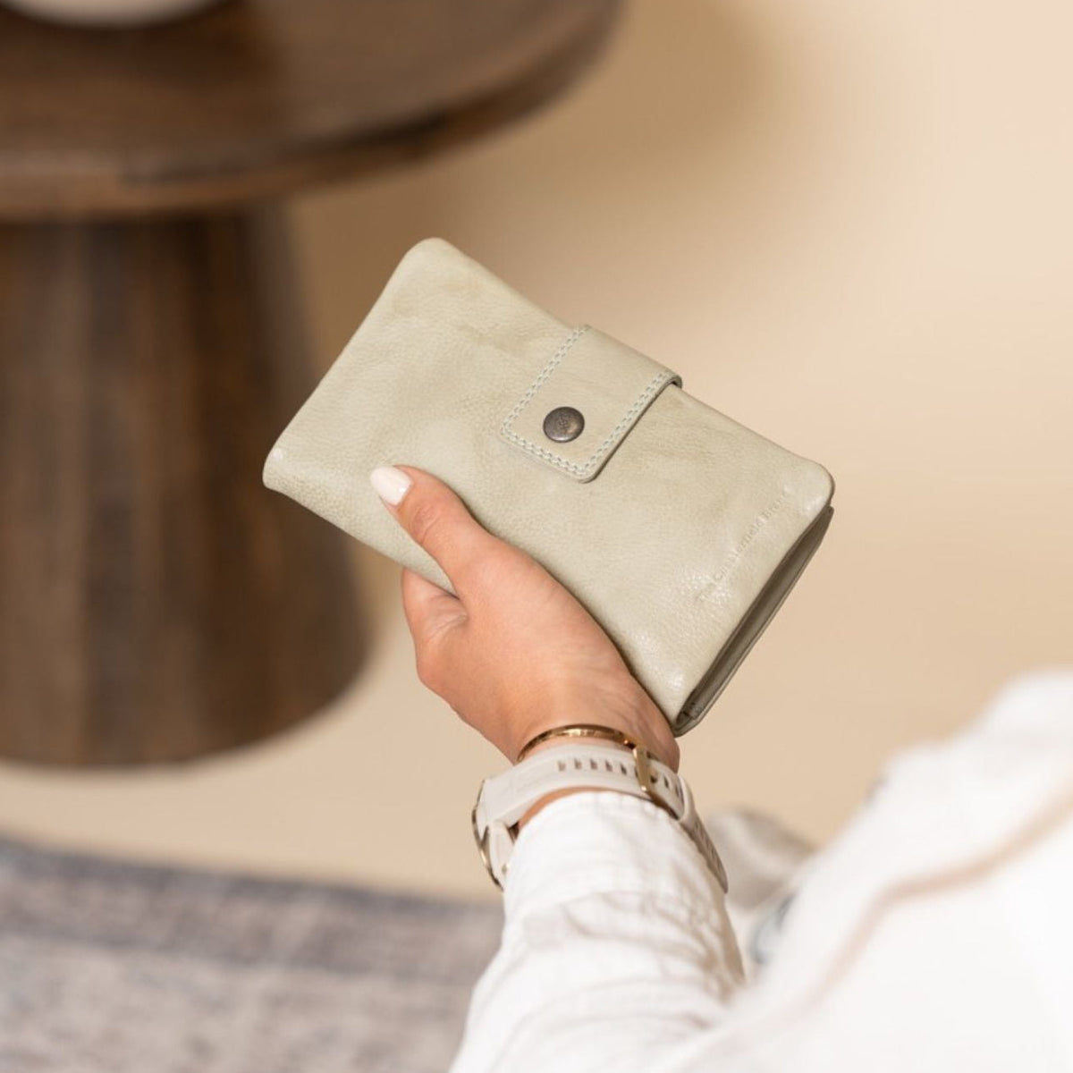 
Classic 100% Full-Grain leather Wallet - Вид сзади с усиленными кожаными ремнями и прострочкой