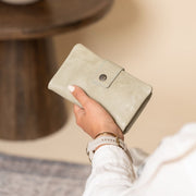 
Classic 100% Full-Grain leather Wallet - Вид сзади с усиленными кожаными ремнями и прострочкой