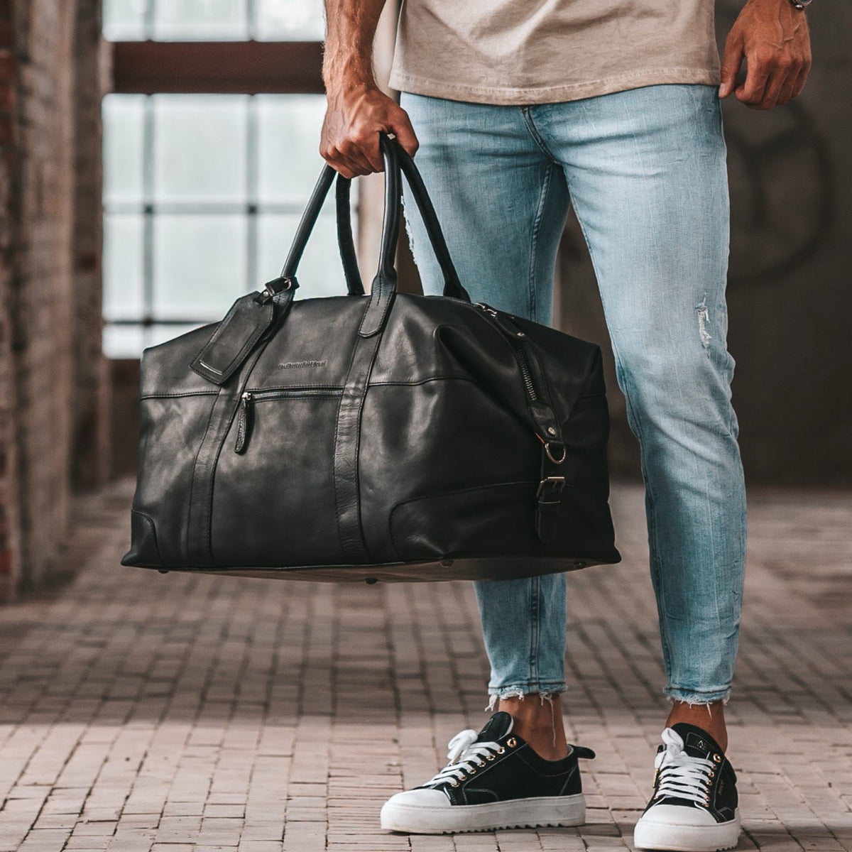
Classic 100% Full-Grain Leather Duffle Bag - Вид сзади с усиленными кожаными ремнями и прострочкой