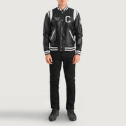 
Liberte California Черный Leather Varsity Кожаная куртка для Мужчин - Вид сбоку, демонстрирующий эргономичный крой рукава