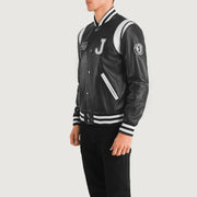 
Liberte New Jersey Черный Leather Varsity Кожаная куртка для Мужчин - Вид сзади, подчеркивающий посадку по плечам и ровный край