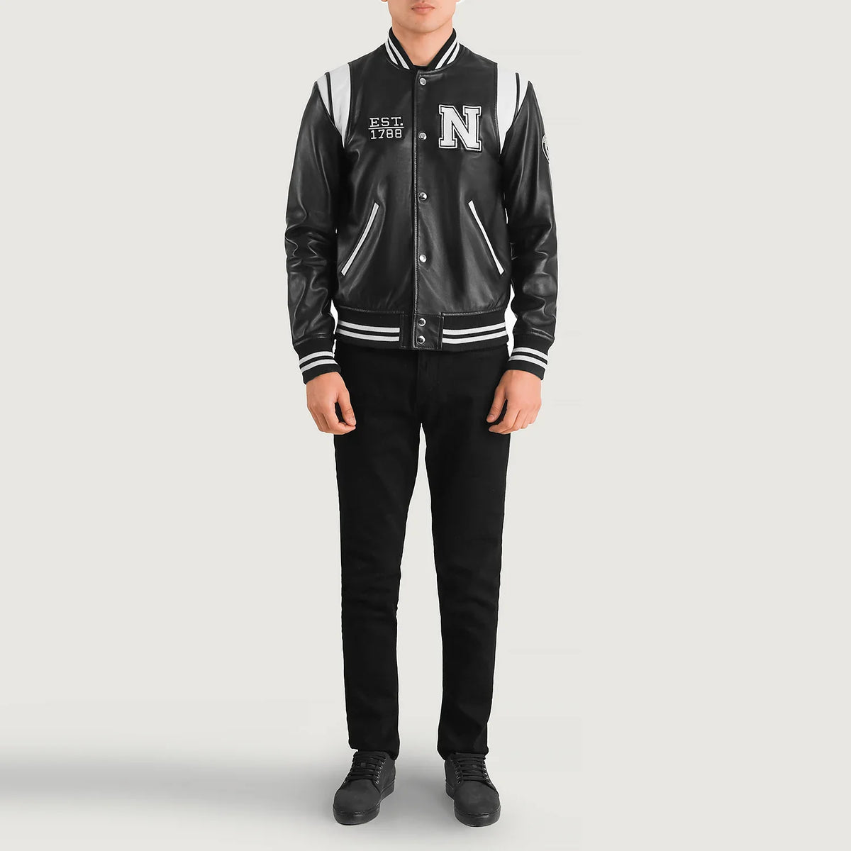 
Liberte New York Черный Leather Varsity Кожаная куртка для Мужчин - Вид сбоку, демонстрирующий эргономичный крой рукава