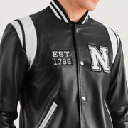 
Крупный план деталей of Varsity & Snap Button Hardware on Liberte New York Черный Leather Varsity Кожаная куртка для Мужчин