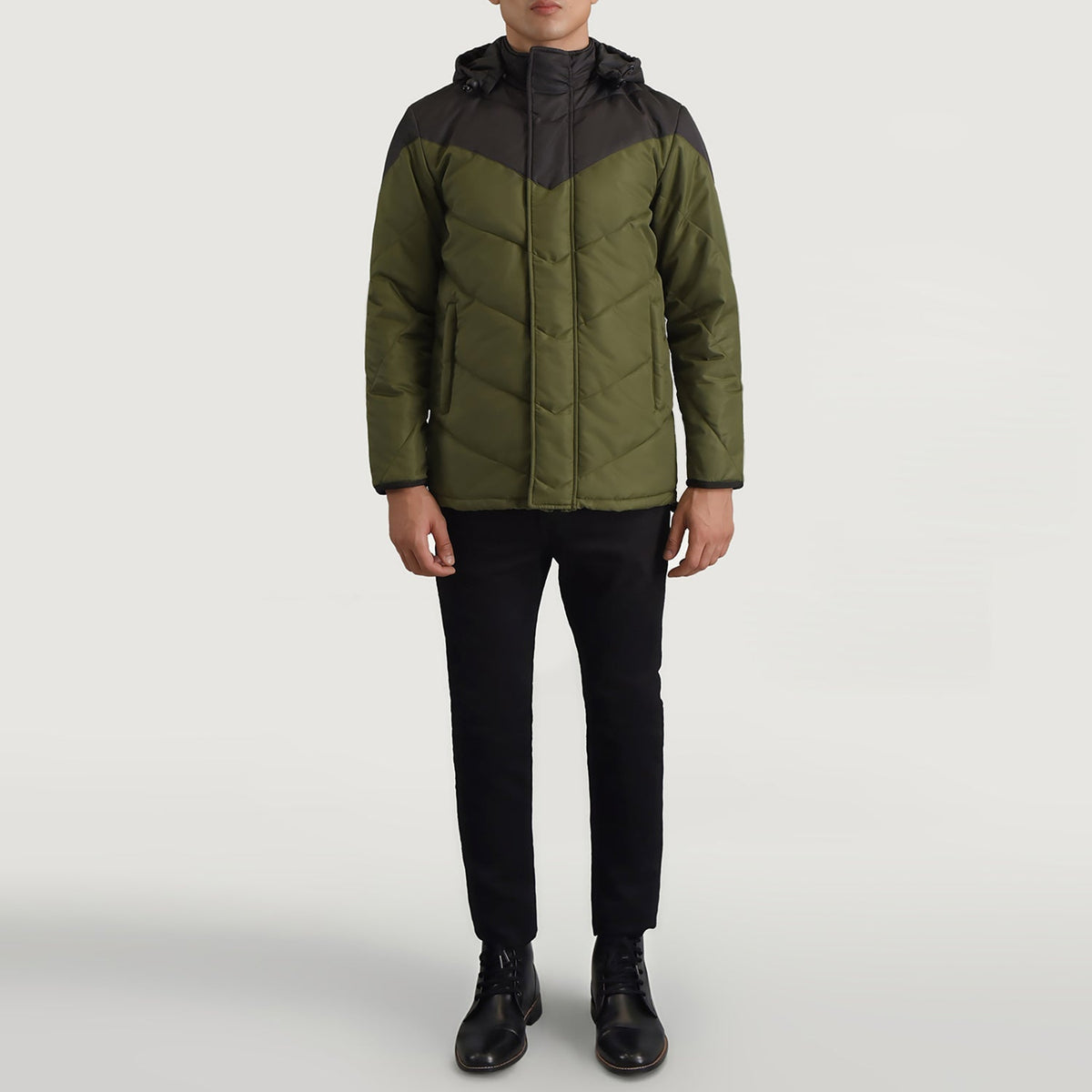 
Luka Черный & Оливковый Hooded Puffer Кожаная куртка для Мужчин - Вид сбоку, демонстрирующий эргономичный крой рукава