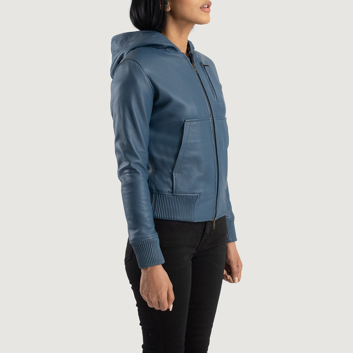 
Blue Sheepskin Leather Bomber Jacket - Вид сзади, подчеркивающий посадку по плечам и ровный край