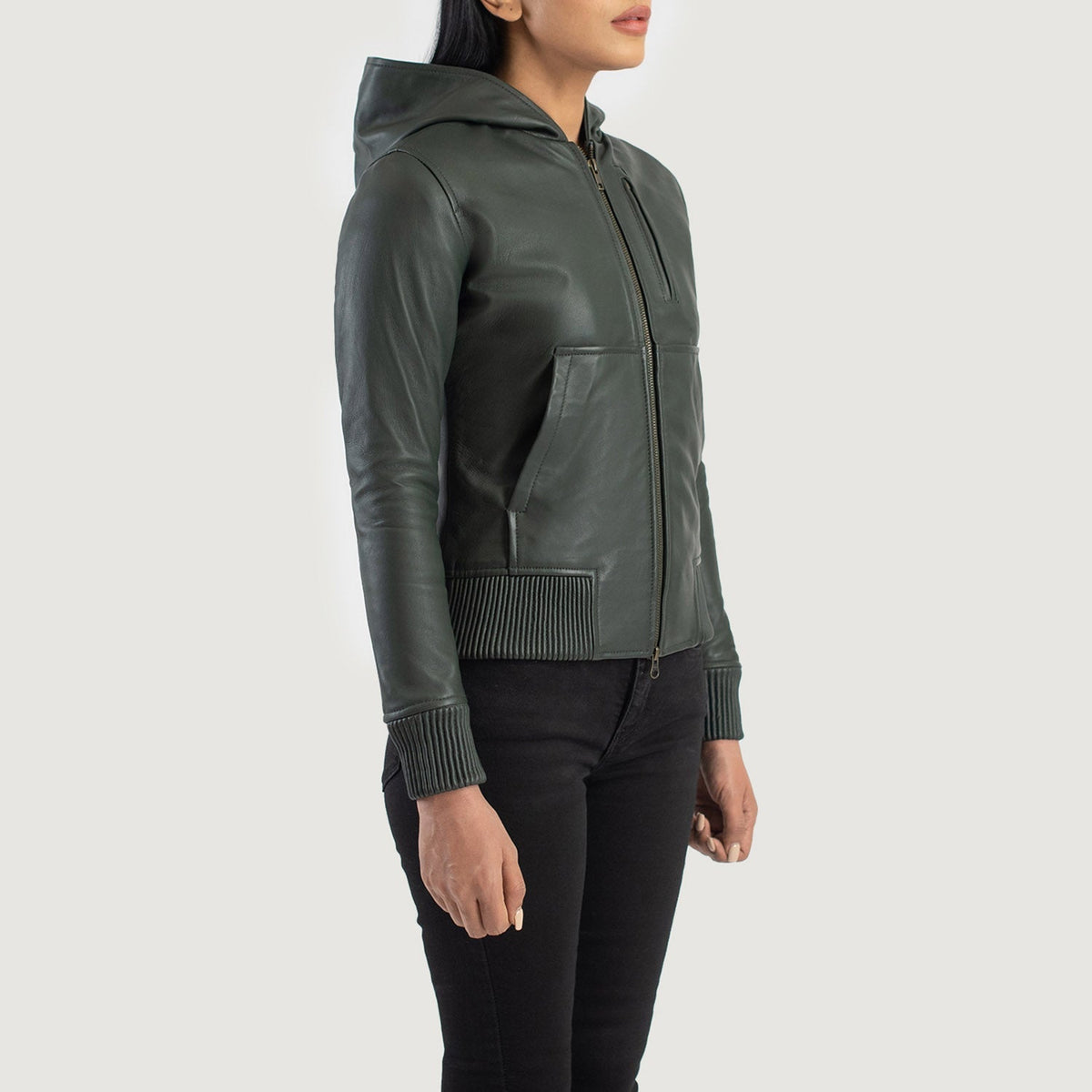 
Как выглядит на человеке:  Luna Blue Hooded Leather Bomber Jacket на модели — естественные складки при дневном свете