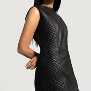
Крупный план деталей of Classic Collar & Zipper on back Hardware on Luxe Черный Leather Dress для Женщин