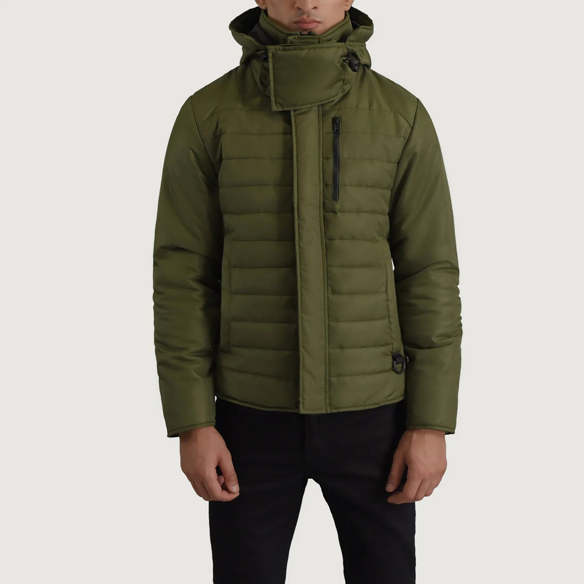 
Malcolm Оливковый Hooded Puffer Кожаная куртка для Мужчин - Вид сбоку, демонстрирующий эргономичный крой рукава