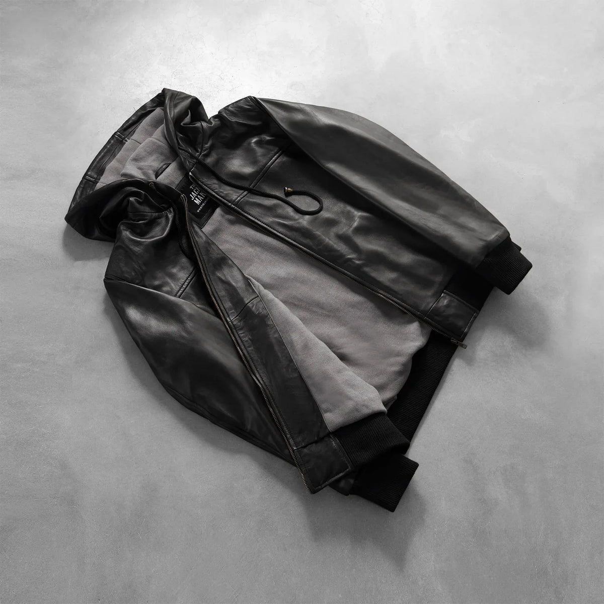 
Как выглядит на человеке:  Nintenzo Black Hooded Leather Jacket на модели — естественные складки при дневном свете
