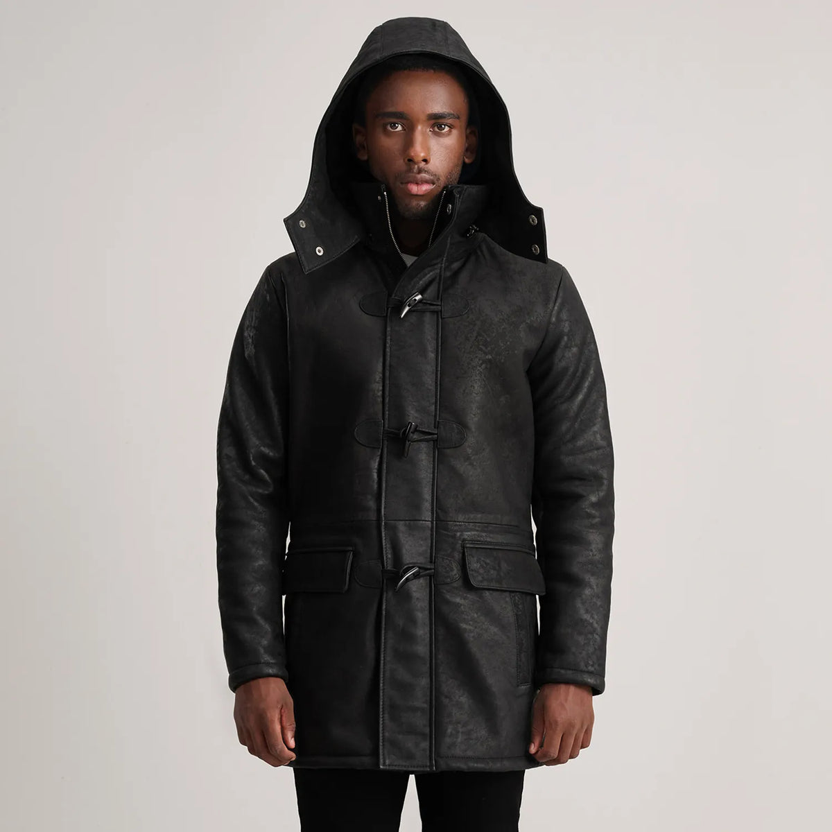 
Крупный план деталей of Band collar & Zipper with Toggle button Hardware on Nolan Black Snuffed Leather Duffle Coat