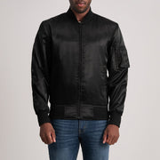 
Quinton MA-1 Черный Кожаный бомбер для Мужчин in Black Satin - Вид спереди и приталенный силуэт | Купить в официальном онлайн-магазине