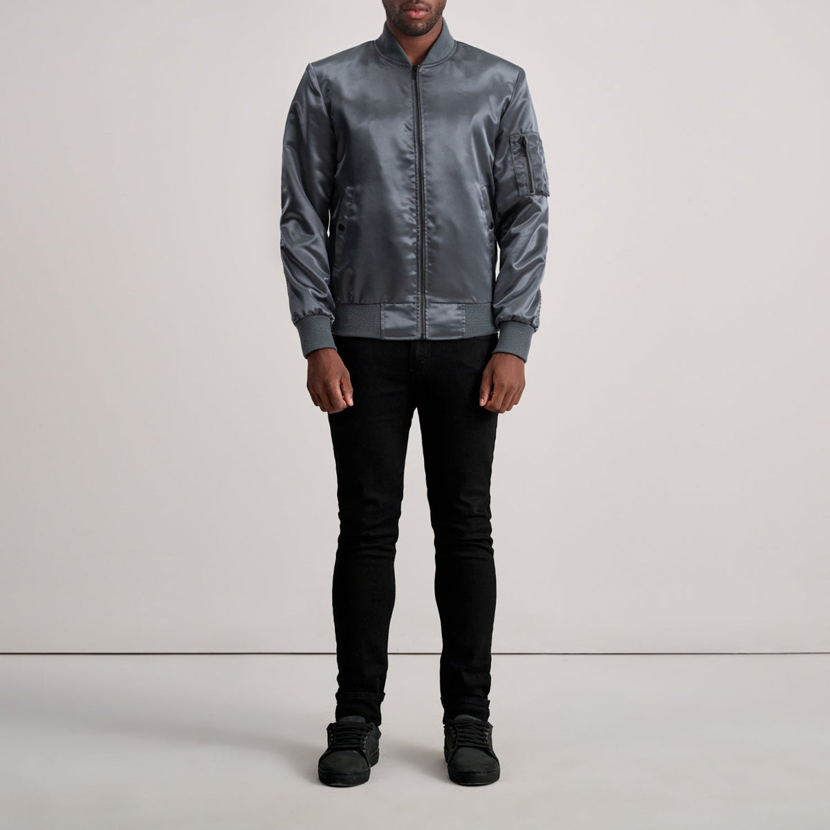 
Крупный план деталей of Varsity & Zipper Hardware on Quinton MA-1 Grey Кожаный бомбер для Мужчин