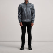 
Крупный план деталей of Varsity & Zipper Hardware on Quinton MA-1 Grey Кожаный бомбер для Мужчин