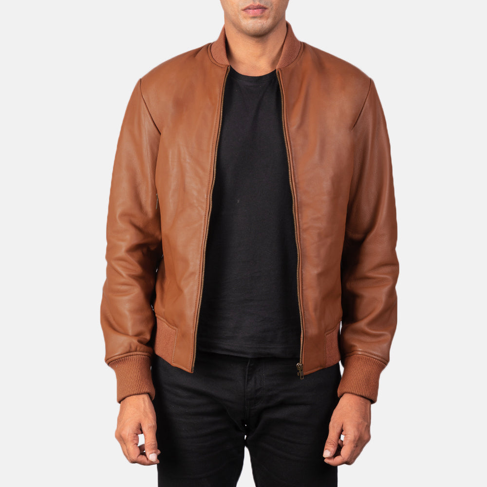 
Shane Коричневый Кожаный бомбер для Мужчин in Brown Sheepskin Leather - Вид спереди и приталенный силуэт | Купить в официальном онлайн-магазине