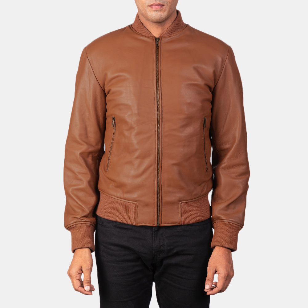 
Крупный план деталей of Varsity & Zipper Hardware on Shane Коричневый Кожаный бомбер для Мужчин