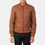 
Крупный план деталей of Varsity & Zipper Hardware on Shane Коричневый Кожаный бомбер для Мужчин