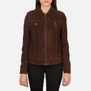 
Как выглядит на человеке:  Suzy Brown Suede Trucker Jacket на модели — естественные складки при дневном свете