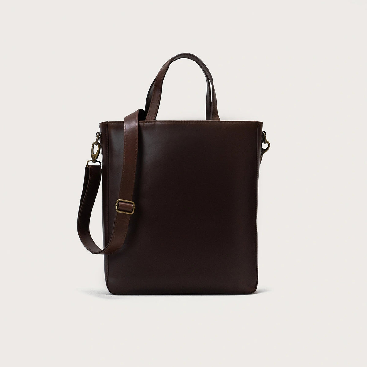 
The Poet Vintage Brown Leather Tote Bag For Men & Women in Vintage Brown Full-Grain Leather - Full Exterior Вид спереди и приталенный силуэт | Купить в официальном онлайн-магазине