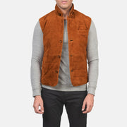 
Tony Коричневый Suede Vest для Мужчин in Brown Goatskin Suede - Вид спереди и приталенный силуэт | Купить в официальном онлайн-магазине