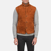 
Крупный план деталей of Notch with removable throat latch & Button Hardware on Tony Коричневый Suede Vest для Мужчин