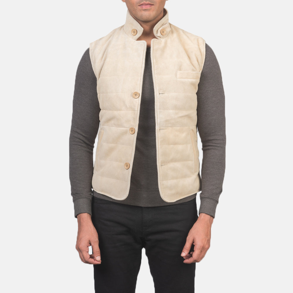 
Tony Off-White Suede Vest для Мужчин для Мужчин in Off-White Goatskin Suede - Вид спереди и приталенный силуэт | Купить в официальном онлайн-магазине