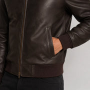 
Крупный план деталей of Classic Collar & Heavy-Duty Zipper Hardware on Dark Коричневый Sheepskin Кожаный бомбер для Мужчин